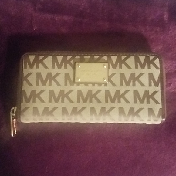 Michael Kors Wallet - Picture 1 of 4
